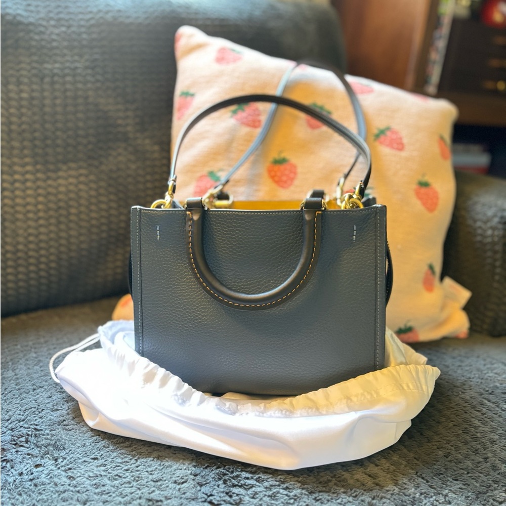 Coach Rogue 25 (medium) - like new condition